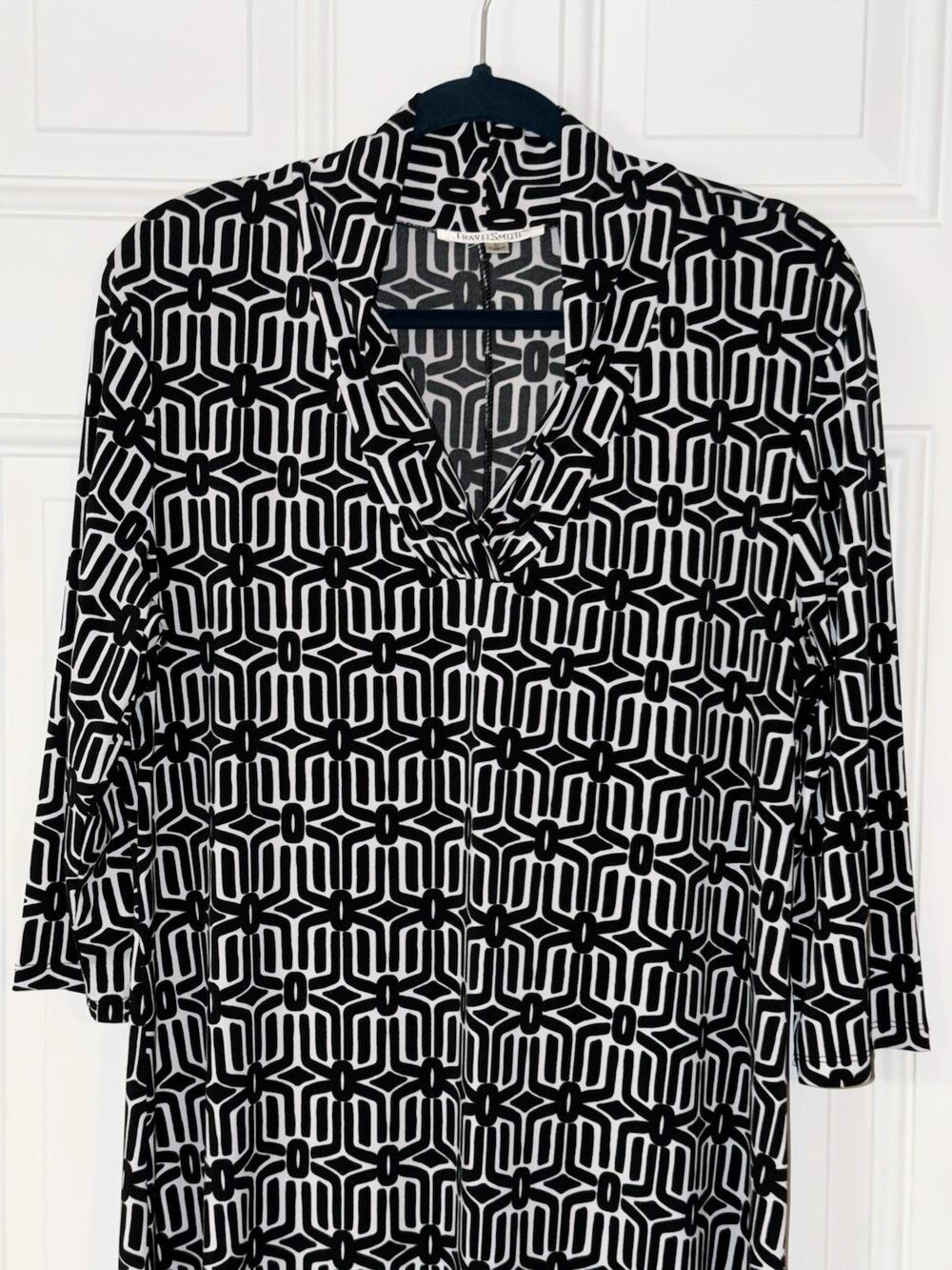 Travelsmith Dress L Black White Half Sleeve Lightweight V Neck Knee Length